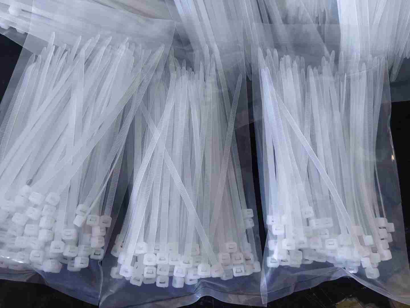 ربطات كابلات نايلون ذاتية القفل